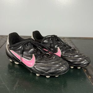 Girls NIKE Cleats Black & Pink 442126-060 SOCCER CLEATS Youth Kids Size 13.5